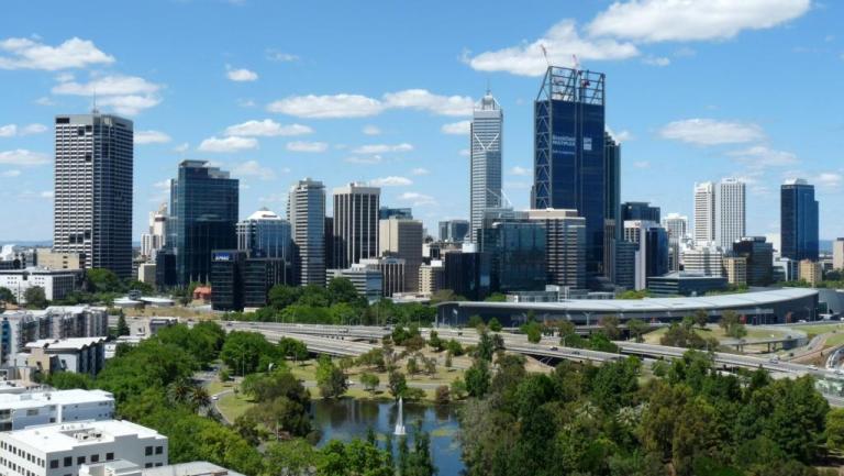 Blick vom Kings Park auf die Skykline von Perth